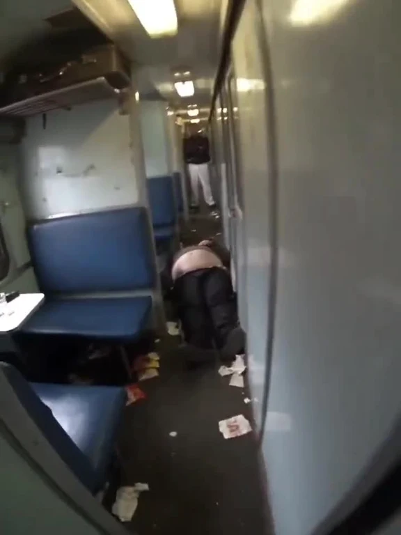 Видео с бардаком в вагоне поезда и человеком, убирающим мусор