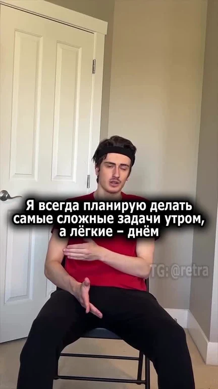 Man sitting in a chair with a thoughtful expression, gesturing with hands, overlaid with Russian text about planning tasks